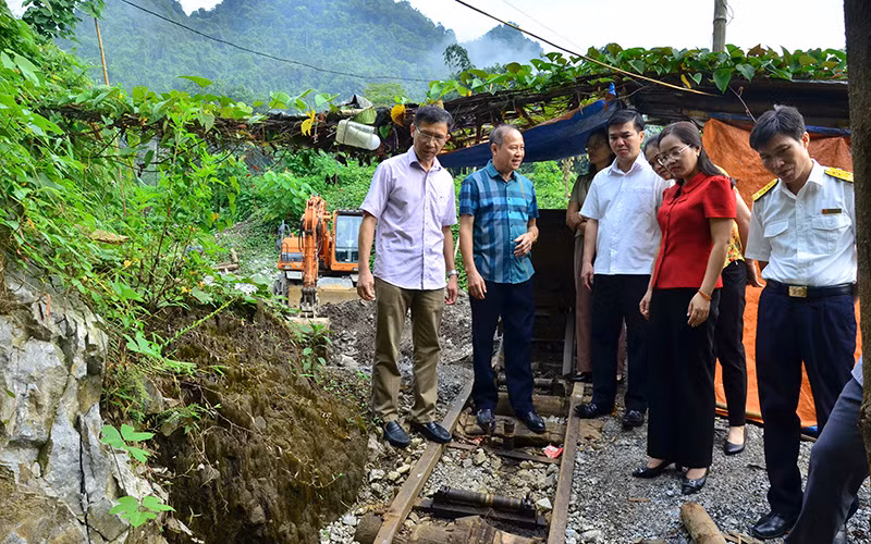 Ðoàn đại biểu Quốc hội tỉnh Bắc Kạn giám sát hoạt động khai thác, chế biến khoáng sản tại huyện Chợ Ðồn. (Ảnh THU TRANG)