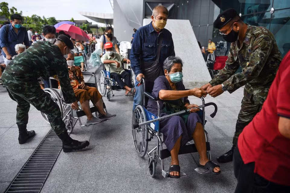 Người dân xếp hàng chờ đến lượt tiêm vaccine ngừa Covid-19 tại một trung tâm tiêm chủng ở Bangkok, Thái Lan, tháng 7/2021. (Ảnh: Reuters)