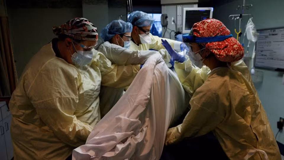 Nhân viên y tế điều trị bệnh nhân mắc Covid-19 trong phòng cách ly tại Bệnh viện Western Reserve ở bang Ohio, Mỹ, tháng 1/2022. (Ảnh: Reuters)