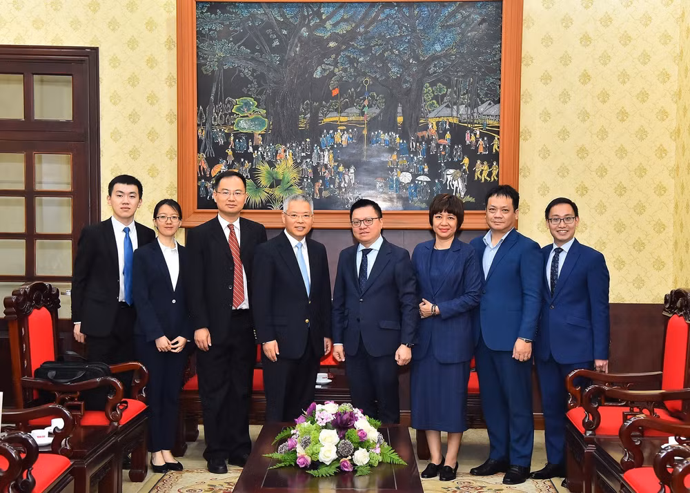 Lãnh đạo Báo Nhân Dân, đại diện Ban Đối ngoại Trung ương và Đoàn đại biểu Ban Liên lạc Đối ngoại Trung ương Đảng Cộng sản Trung Quốc chụp ảnh lưu niệm. (Ảnh: THỦY NGUYÊN