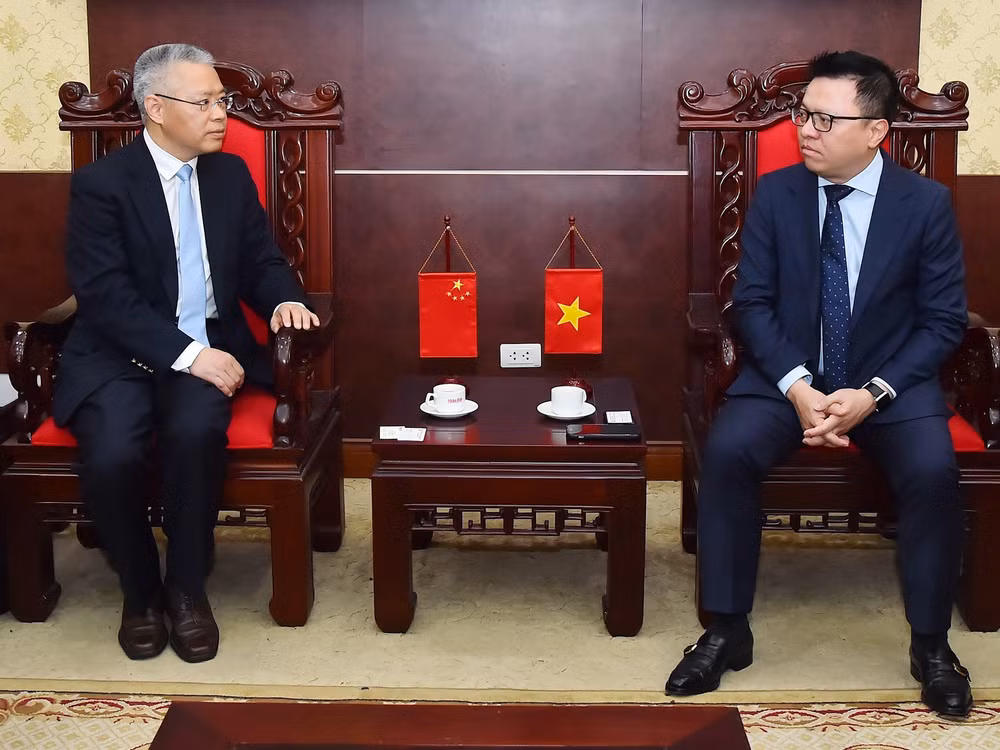 Đồng chí Lê Quốc Minh và đồng chí Hồ Triệu Minh trao đổi ý kiến về công tác báo chí, tuyên truyền. (Ảnh: THỦY NGUYÊN)