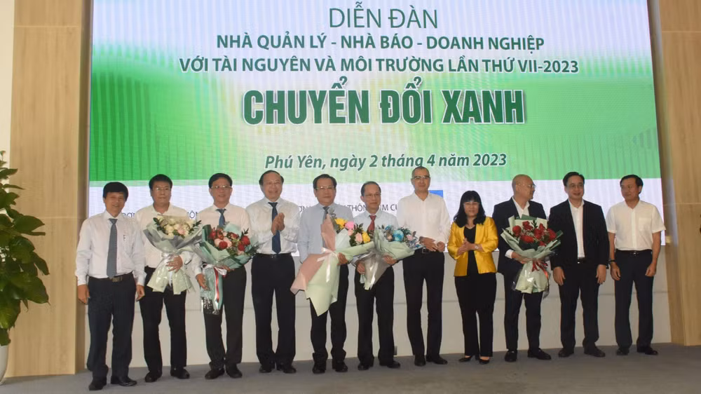 Lãnh đạo tỉnh Phú Yên và Bộ Tài nguyên và Môi trường tặng hoa cho Ban Chủ nhiệm Câu lạc bộ Báo chí phát triển xanh hướng đến Net Zero.