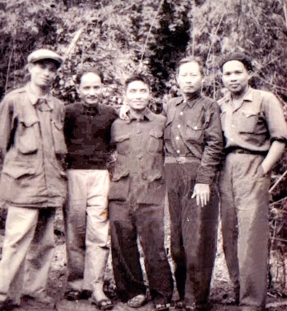 Ông Đào Hinh (thứ hai từ phải sang) cùng các đồng chí lãnh đạo thời kỳ đầu của Tổng Liên đoàn Lao động Việt Nam.