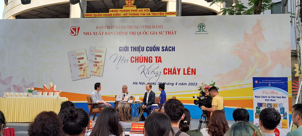 Quang cảnh buổi giới thiệu sách.