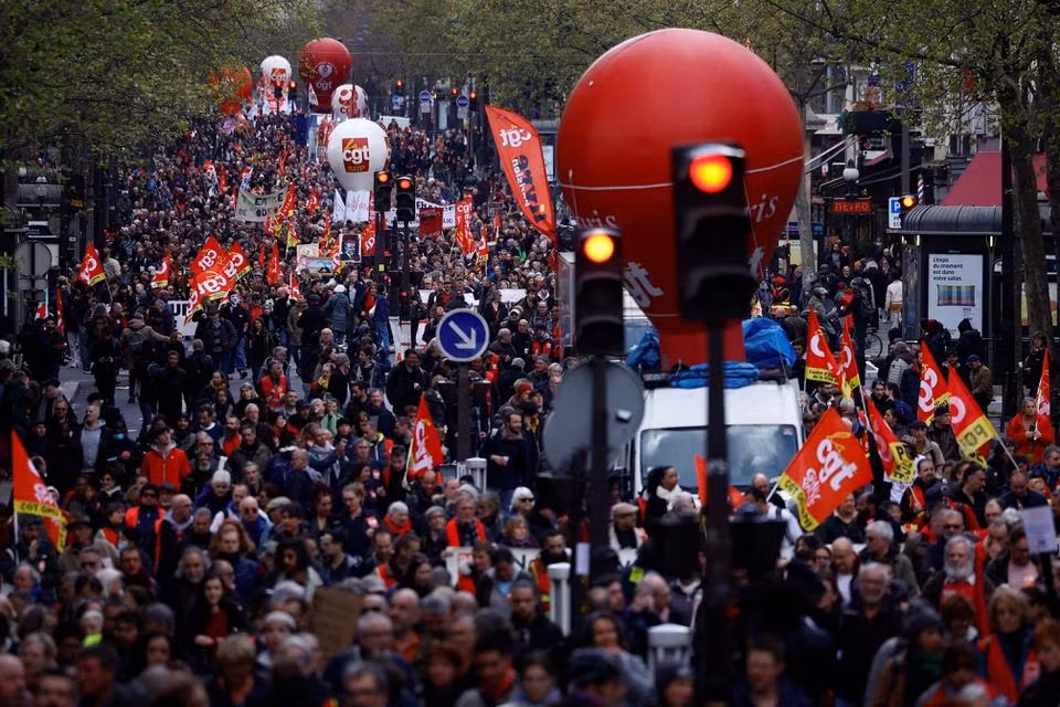 Đoàn người biểu tình tại Paris, Pháp, ngày 13/4/2023. (Ảnh: Reuters)