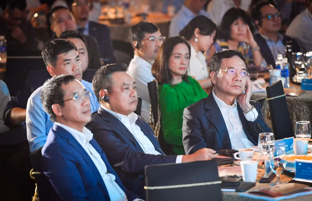 Tới dự buổi hội thảo có các đồng chí Ủy viên Trung ương Đảng: Nguyễn Mạnh Hùng, Bộ trưởng Thông tin và Truyền thông; Trần Sỹ Thanh, Phó Bí thư Thành ủy, Chủ tịch UBND thành phố Hà Nội.