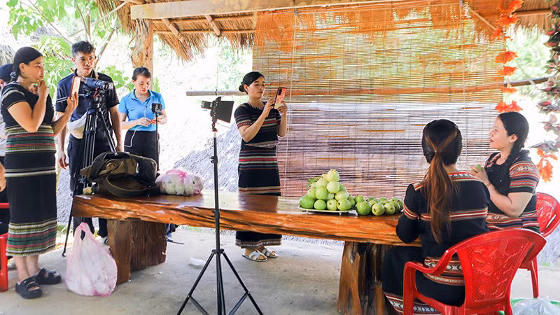 Chị em, phụ nữ ứng dụng công nghệ số để quảng bá sản phẩm. (Ảnh THÚY LÊ)