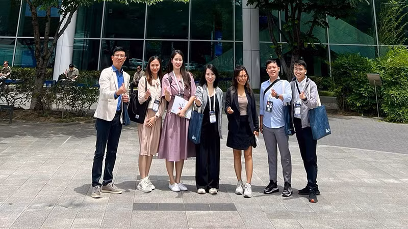 Tiến sĩ Lê Thị Phương (đứng giữa) cùng nhóm nghiên cứu tham dự Hội nghị Vật liệu sinh học thế giới - WBC 2024 tại Hàn Quốc.