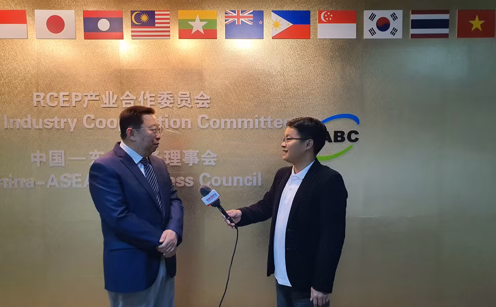 Ông Hứa Ninh Ninh trả lời phỏng vấn của phóng viên Báo Nhân Dân. (Ảnh: HỒ QUÂN)