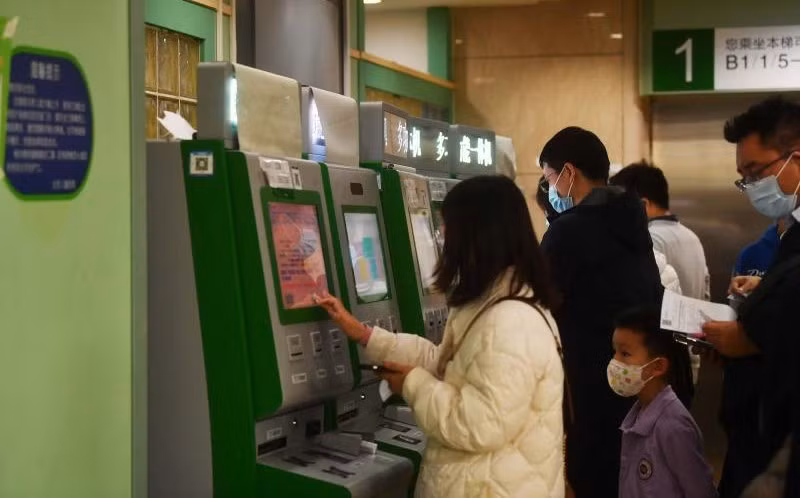 Người dân lấy số khám bệnh ở Bệnh viện Nhi đồng thành phố Bắc Kinh. (Ảnh: bjd.com.cn)