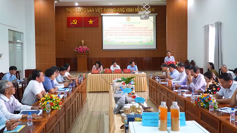 Nông dân trình bày tại hội nghị. (Ảnh: HỮU NGHĨA)