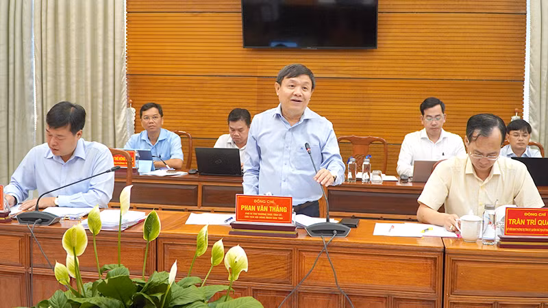 Phó Bí thư Thường trực Tỉnh ủy Đồng Tháp Phan Văn Thắng phát biểu tại Hội nghị. (Ảnh: HỮU NGHĨA)