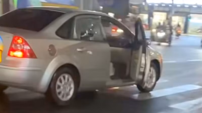 Dù bị đập vỡ kính, xe ô-tô vẫn tiếp tục chạy với cửa mở gây nguy hiểm cho các phương tiện tham gia giao thông khác. (Ảnh: Công an cung cấp)