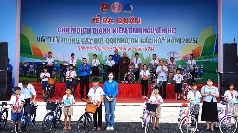Trao tặng xe đạp cho học sinh.