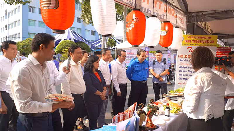 Đại biểu tham quan các gian hàng. (Ảnh: HỮU NGHĨA)