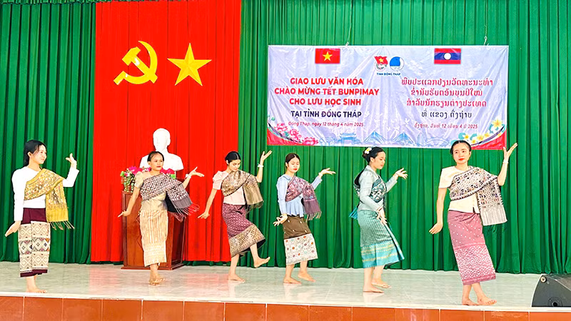 Tiết mục giao lưu văn nghệ của các lưu học sinh Lào. (Ảnh: NHƯ ANH)