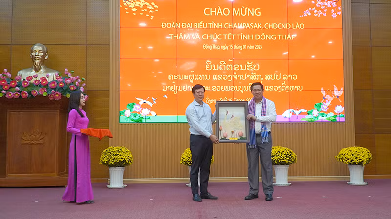 Bí thư Tỉnh ủy Đồng Tháp Lê Quốc Phong trao quà tặng đồng chí Alounxay Sounnalath, Bí thư Tỉnh ủy, Tỉnh trưởng tỉnh Champasak. (Ảnh: HỮU NGHĨA)