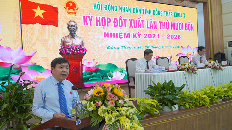 Phó Bí thư Thường trực Tỉnh ủy, Chủ tịch Hội đồng nhân dân tỉnh Đồng Tháp Phan Văn Thắng phát biểu tại kỳ họp. (Ảnh: HỮU NGHĨA)