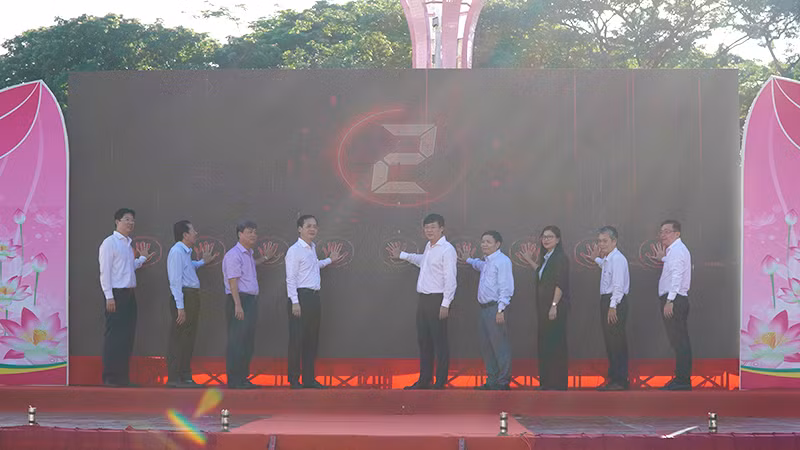 Lãnh đạo tỉnh thực hiện nghi thức phát động phong trào "Bình dân học vụ số". (Ảnh: HỮU NGHĨA)