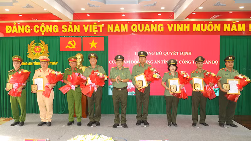 Đại tá Nguyễn Văn Hiểu, Giám đốc Công an tỉnh Đồng Tháp trao quyết định nghỉ công tác chờ hưu đối với các đồng chí lãnh đạo công an cấp phòng và cấp huyện. (Ảnh: TẤN ĐẠT)