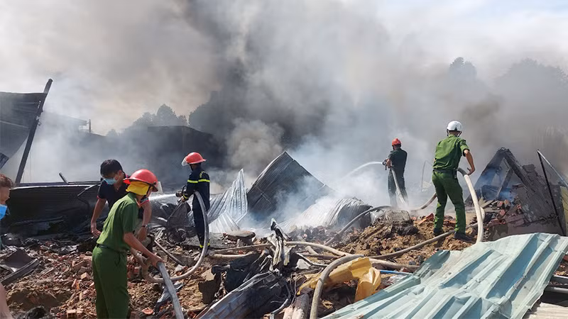 Lực lượng công an tích cực tham gia chữa cháy.