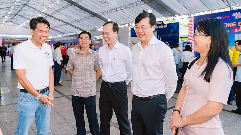 Bí thư Tỉnh ủy Đồng Tháp Lê Quốc Phong (đứng thứ 2 từ phải sang), Chủ tịch Ủy ban nhân dân tỉnh Đồng Tháp Trần Trí Quang (đứng thứ 3 từ phải sang) tham quan các gian hàng trưng bày sản phẩm công nghệ. (Ảnh: NHƯ ANH)
