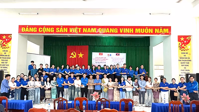 Các đại biểu chụp ảnh lưu niệm tại buổi giao lưu. (Ảnh: NHƯ ANH)