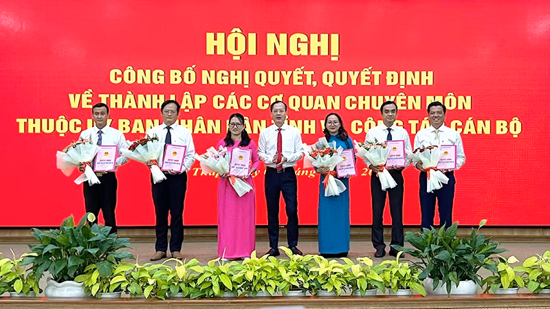 Quyền Chủ tịch Ủy ban nhân dân tỉnh Đồng Tháp Trần Trí Quang trao quyết định bổ nhiệm Giám đốc các sở, ngành tỉnh. (Ảnh: HỮU NGHĨA)