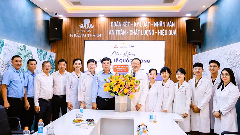 Bí thư Tỉnh ủy Đồng Tháp Lê Quốc Phong cùng lãnh đạo thành phố Sa Đéc tặng hoa chúc mừng Nha khoa Phương Thành. (Ảnh: K.NH)