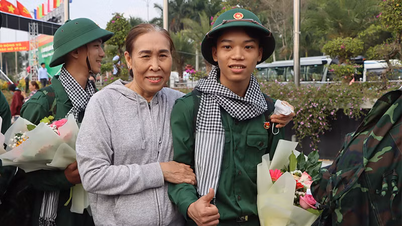 Người thân chụp ảnh lưu niệm với tân binh. (Ảnh: NHƯ ANH)