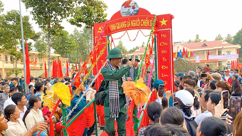 Các tân binh bước qua Cầu vinh quang là người chiến sĩ, với chung quyết tâm hoàn thành xuất sắc nhiệm vụ được giao. (Ảnh: NHƯ ANH)