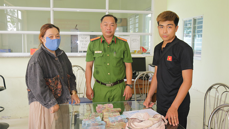Anh Nguyễn Thanh Duy nhận lại số tiền để quên. (Ảnh: Công an Đồng Tháp)
