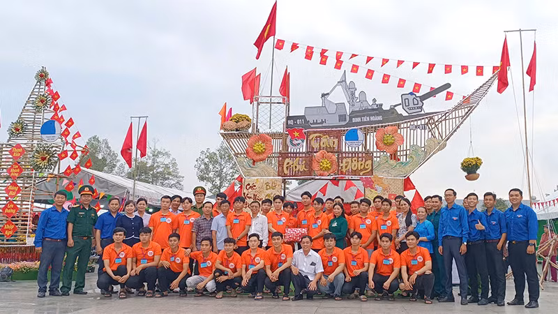 Lãnh đạo thành phố Sa Đéc đến thăm, tặng quà và động viên các tân binh ở các tiểu trại. (Ảnh: HỮU NGHĨA)