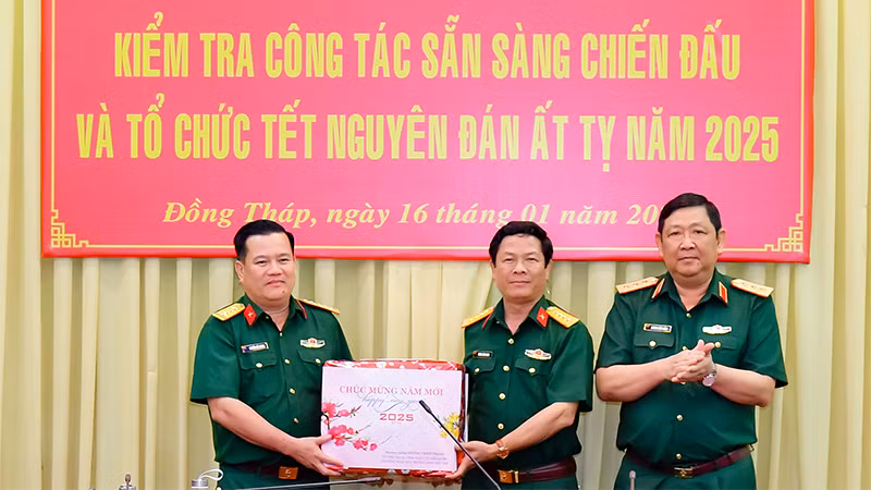 Thượng tướng Huỳnh Chiến Thắng trao quà của Bộ Tổng Tham mưu tặng cán bộ, chiến sĩ lực lượng vũ trang tỉnh Đồng Tháp. (Ảnh: TRUNG THẮNG)
