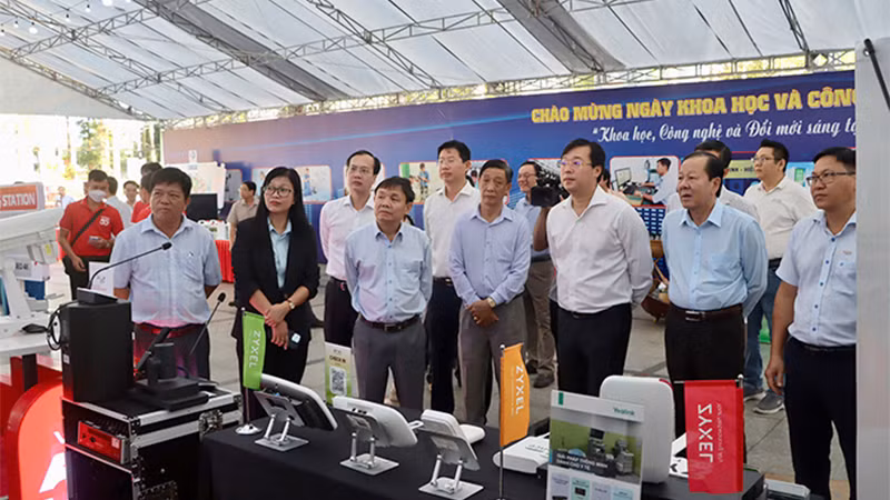 Đại biểu tham quan trưng bày sản phẩm công nghệ tại Công viên Văn Miếu. (Ảnh: NHƯ ANH)