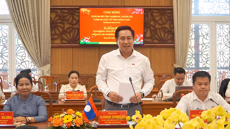 Đồng chí Alounxay Sounnalath phát biểu tại buổi thăm và chúc Tết tỉnh Đồng Tháp. (Ảnh: HỮU NGHĨA)