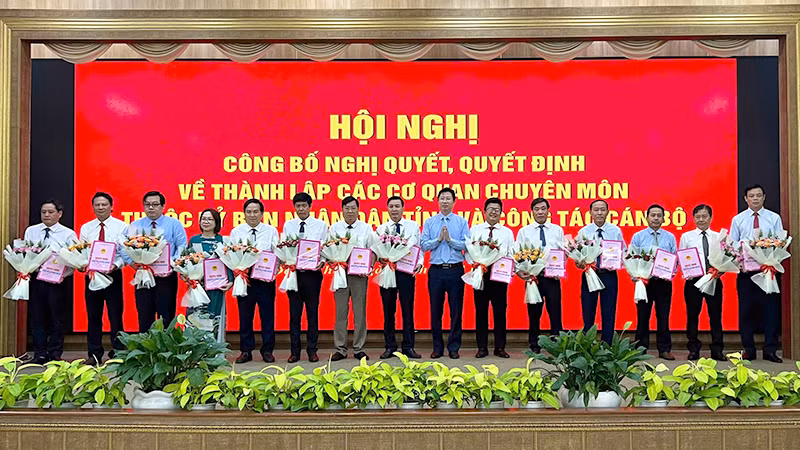 Phó Chủ tịch Ủy ban nhân dân tỉnh Đồng Tháp Huỳnh Minh Tuấn trao quyết định bổ nhiệm Phó Giám đốc các sở. (Ảnh: HỮU NGHĨA)