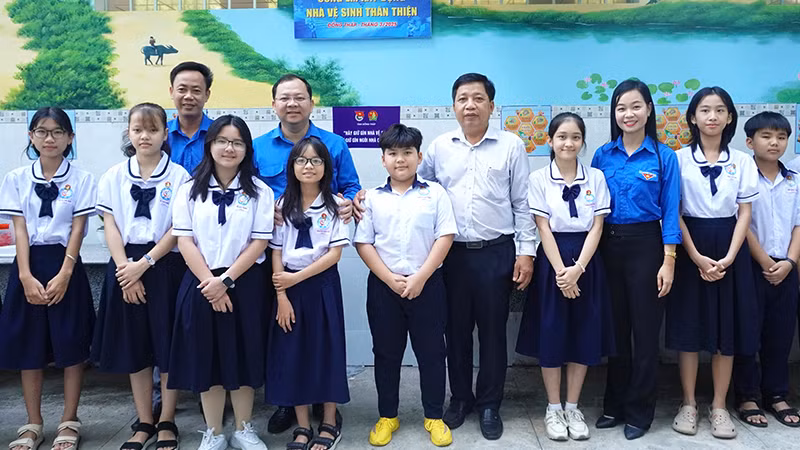 Khánh thành công trình “Cùng em xây dựng nhà vệ sinh thân thiện” tại Trường trung học cơ sở Nguyễn Thị Lựu, phường 4, thành phố Cao Lãnh. (Ảnh: NHƯ ANH)