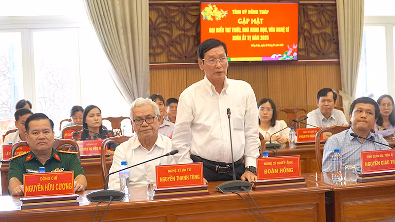 Nghệ sĩ nhiếp ảnh Đoàn Hồng phát biểu tại buổi họp mặt. (Ảnh: HỮU NGHĨA)