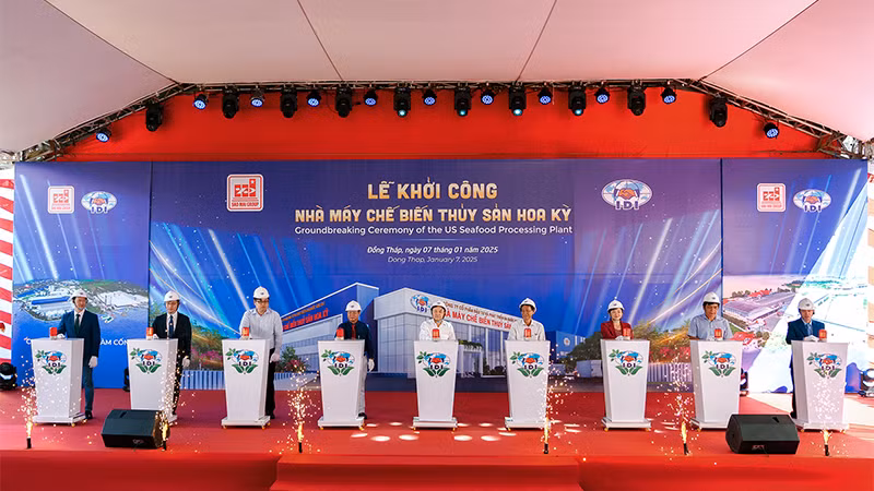 Đại biểu thực hiện nghi thức khởi công.