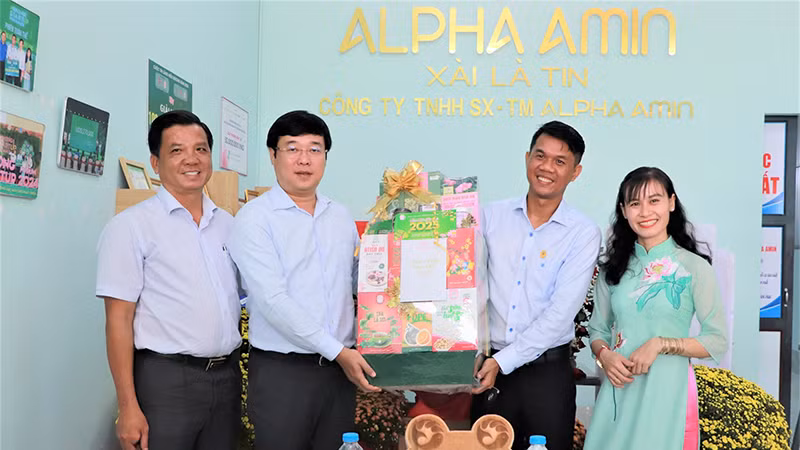 Ủy viên Trung ương Đảng, Bí thư Tỉnh ủy Đồng Tháp Lê Quốc Phong và Bí thư Huyện ủy Cao Lãnh Lê Chí Thiện chúc mừng lãnh đạo Công ty trách nhiệm hữu hạn Sản xuất-Thương mại ALPHA AMIN. (Ảnh: THÀNH SƠN)