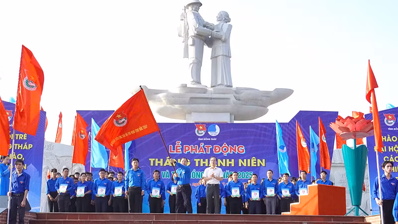 Nghi thức trao cờ lệnh chính thức phát động Tháng Thanh niên. (Ảnh: NHƯ ANH)