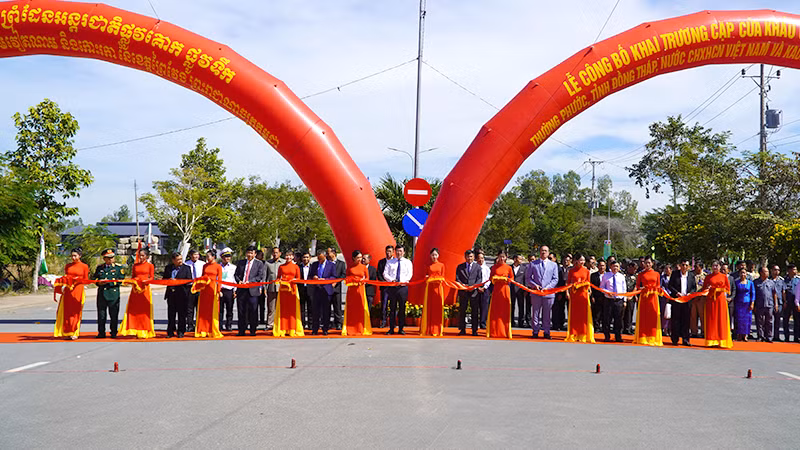 Nghi thức cắt băng khai trương cặp Cửa khẩu Quốc tế đường bộ, đường sông Thường Phước - Kaoh RoKa. (Ảnh: HỮU NGHĨA)