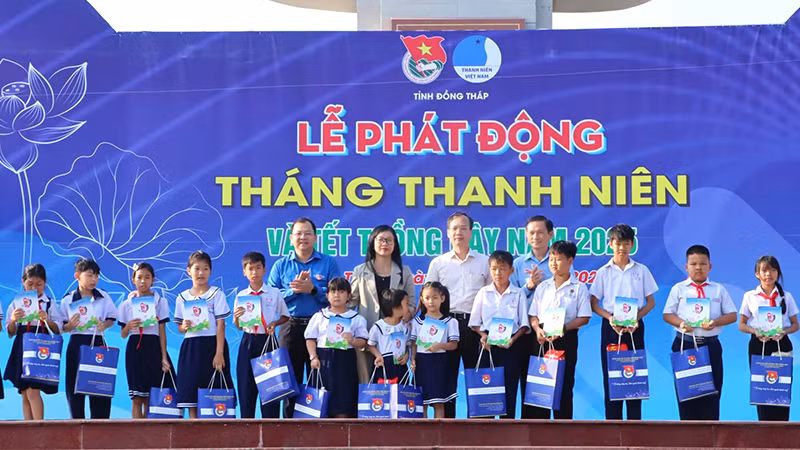 Lãnh đạo tỉnh Đồng Tháp trao quà cho thiếu nhi hoàn cảnh khó khăn, vượt khó. (Ảnh: NHƯ ANH)