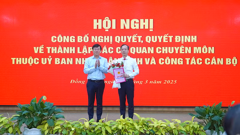 Ủy viên Trung ương Đảng, Bí thư Tỉnh ủy Đồng Tháp Lê Quốc Phong trao quyết định của Thủ tướng Chính phủ về việc giao quyền Chủ tịch Ủy ban nhân dân tỉnh Đồng Tháp cho ông Trần Trí Quang. (Ảnh: HỮU NGHĨA)