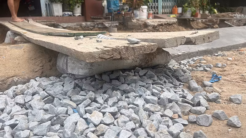 Một đầu thanh ván được lắp đặt cho có, người dân không thể chạy xe lên xuống được. (Ảnh: HỮU NGHĨA)