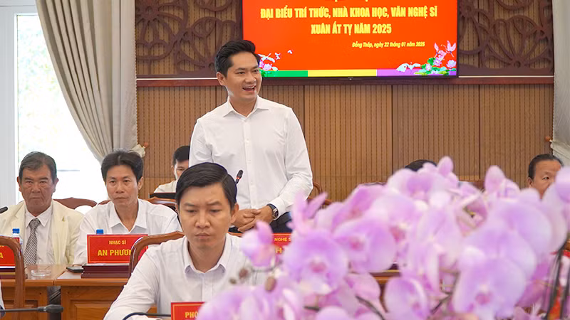 Như nhiều đại biểu khác, diễn viên Minh Luân vui mừng khi tỉnh nhà ngày càng có nhiều văn nghệ sĩ, nhà khoa học, đội ngũ trí thức. (Ảnh: HỮU NGHĨA)