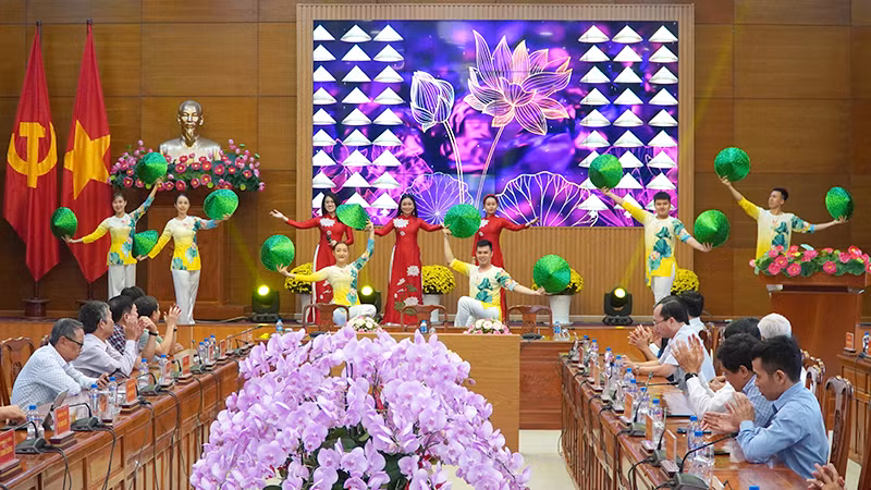 Biểu diễn tiết mục văn nghệ nhân buổi gặp mặt. (Ảnh: HỮU NGHĨA)