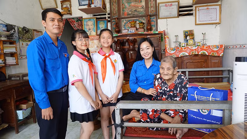 Lãnh đạo Tỉnh đoàn, Hội đồng đội tỉnh Đồng Tháp cùng đại biểu thiếu nhi tiêu biểu thăm và tặng quà cho Mẹ Việt Nam Anh hùng Huỳnh Thị Chinh. (Ảnh: HỮU NGHĨA)