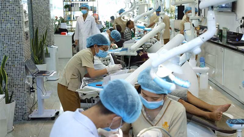 Khám, điều trị bệnh tại phòng khám thuộc Công ty TNHH một thành viên Nha khoa Phương Thành.